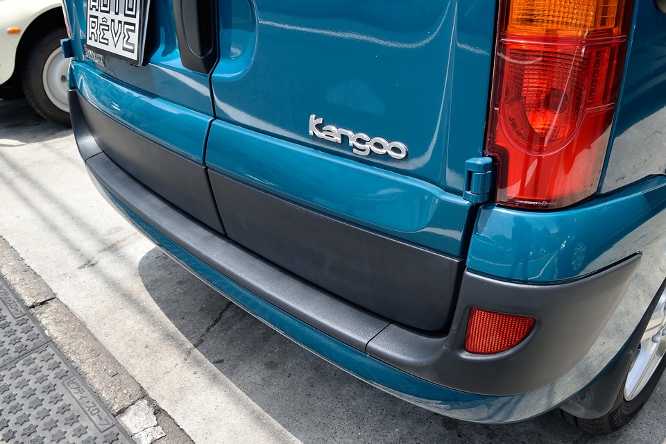 劣化して白くなったり、キズの付きやすいトランク周りの樹脂もご覧の通り！少しくらいキズがあった方が安心するんですけどぉ～（笑）