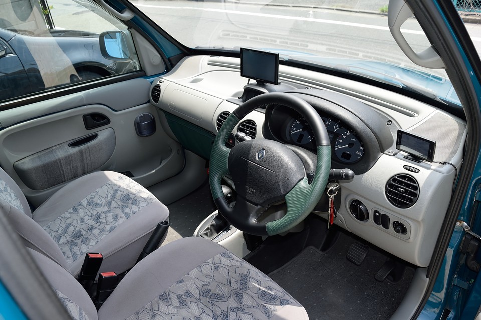 いきなりノーマルカングーとは違う雰囲気が・・・しかもかなりの高品質仕上げ！まぁまぁ、ちゃんと説明しますから、そんなに焦らないで・・・焦ってない？