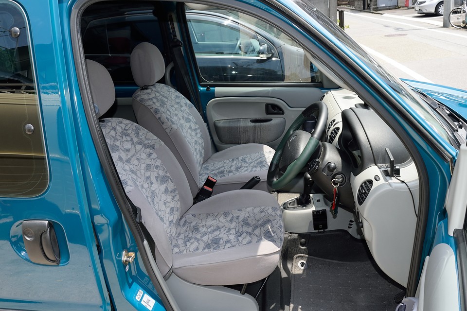 ん？シート柄が違う？と思ったアナタは相当なカングーマニア？！最初の頃に設定のあったオールドルノー車と同様のケバケバ、フニャフニャモケット生地のシートカバーなのです！これいい〜！