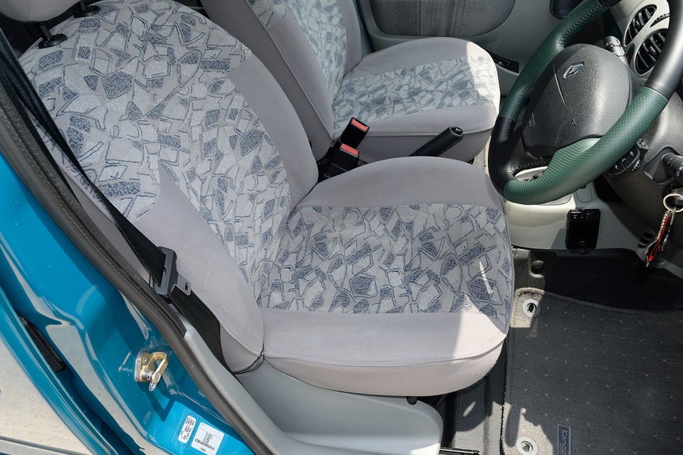 もちろん若干の使用感はありますが、目立つスレ、破れはありません！座り心地は、まさしくカングー！ふんわりシートで腰痛も治る？！