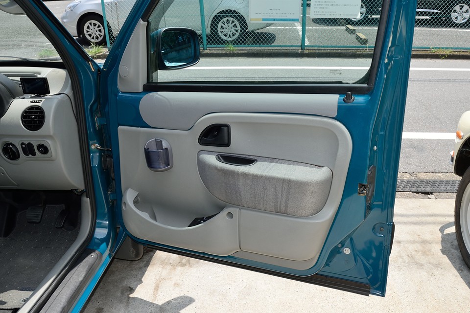 内張りもご覧の通り、目立つ汚れも無く清潔な印象です！直接手で触れるところですから大事ですよね。