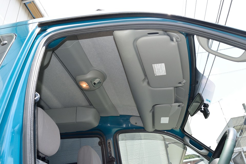 天張も・・・う〜ん、さわやかぁ〜！タバコやペットのイヤな臭いもありませ〜ん！運転席上部には巨大な収納があります。これだけあれば車内もスッキリ！のはず・・・それは貴方次第！（笑）