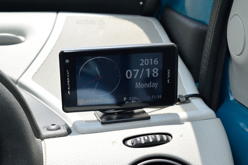 はい！お待たせしました～！開演のお時間・・・いや、装備のご説明です！すべて1年ほど前に取り付けたものですので、性能もまだまだ新しく、状態も良いものばかり！
まずは、レーダーです！機種はユピテルＡ700。新品時4万円ほどでした！安心だからってスピードの出し過ぎはダメですよ～！