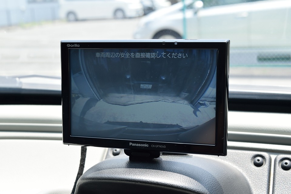 くっきりと映るバックモニターで車庫入れも安心！どうですか～奥さ～ん！