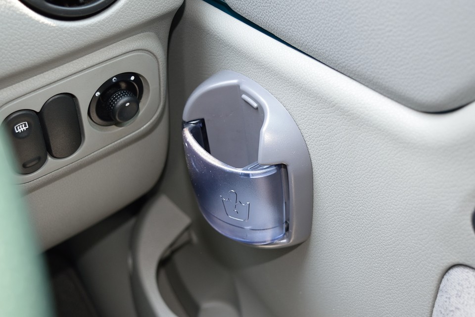 そして、標準装備かと思うほど自然なドリンクホルダー！エアコン吹き出し口に付けるドリンクホルダーはもうやめにしましょう。