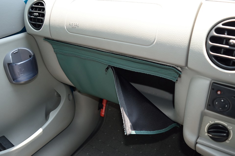 カングーの助手席前の物入れはフタが無いので、走行時ポロッと落ちる事がありますがこれなら安心！色味もボディカラーと合わせてグリーンで統一！