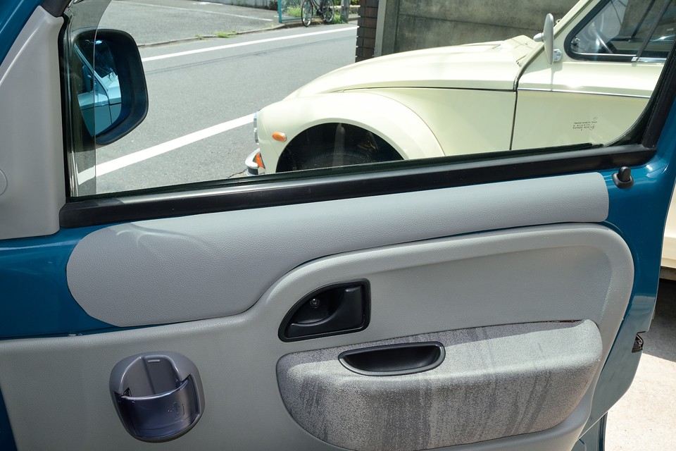 そしてカングーに乗ったっ事のある人なら判る、ドア上部の塗装部分のキズや色あせ防止シート！カングーはここに肘を掛けるのが丁度いいのですが、塗装なのでキズや色あせしてしまうのが玉にキズ！でもこれで安心！
ちなみに前席左右ウインドウには透明UVカットフィルム施工済！日焼け対策もバッチリですよ、奥さ～ん！←シツコイ？！