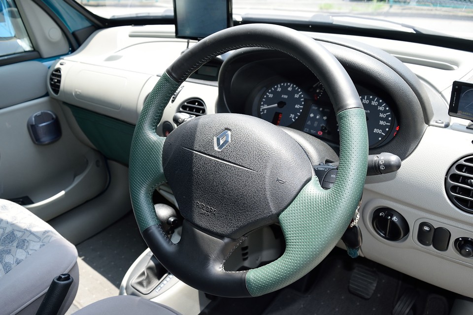 そして、この本革手巻きハンドル！しかも黒とグリーンのおしゃれな2トーン！厚手の革で握った感じも☆☆☆☆☆！1万や2万円では巻けません。