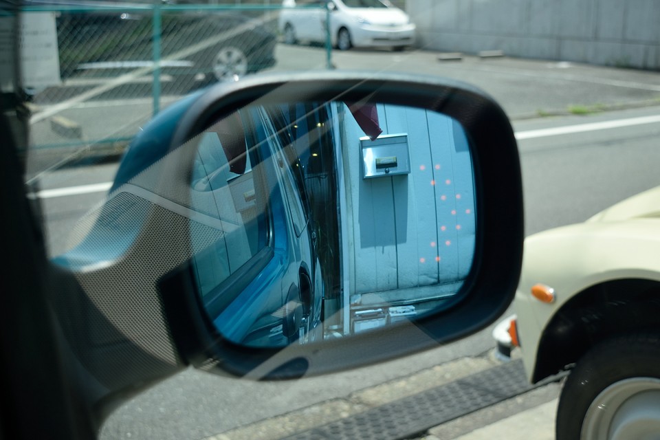 そして、良く見てください！ドアミラー内にウインカー連動で点滅するミラーインウインカーを装備！運転者にハッキリ見えるので操作ミス防止にもなり、他車からも見えるのでより安全度UPなのですぅ～！