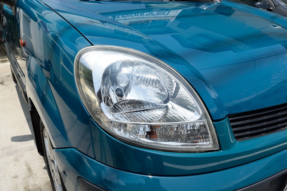 そしてもちろん、ヘッドライトにはHIDを装備！って言うか、このピッカピカ度、スゴいと思いません？アウトレーヴの磨き職人、通称「メカＪ」の成せる技なのですぅ～！
おっと忘れちゃいけません、フォグランプもHID化済！どんだけ明るくしたいねん！