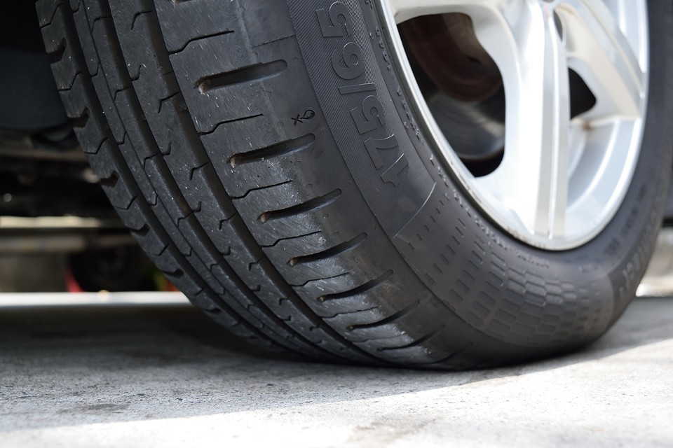 タイヤも1年ほど前に交換後、走行およそ6,000km。ってことは・・・うわぁ、これチョ～ラッキー！しかもコンチネンタルのコンチコンタクト5！これ静粛性が高くてかなり良いタイヤ！・・・ってところで、ここ1～2年の間に取り付け、施工、交換した装備なのですが、まだまだご説明しきれていない細かいものまで含めると、前述の機関系の費用とは別に、なっ、なんと100万円ほど！・・・ん？さっきの50万円とこの100万円で150万円・・・なのに車両販売価格98万円って・・・どゆことぉ～！