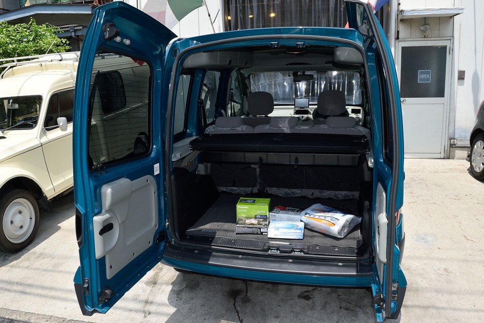 これ以上説明する必要ないほどの買い物件なのですが・・・気を取り直して（笑）
リアハッチは便利なダブルバックドア！荷台も低いし、これだけの高さがありますから積載量はバツグン！これで足りないっていう方・・・トラックって知ってます？（笑）