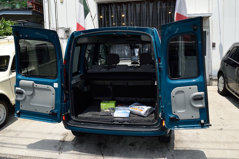 ダブルバックドアはストッパーを外すとここまで開きます。でもこの状態で使わなければならない状況が想像できません（笑）