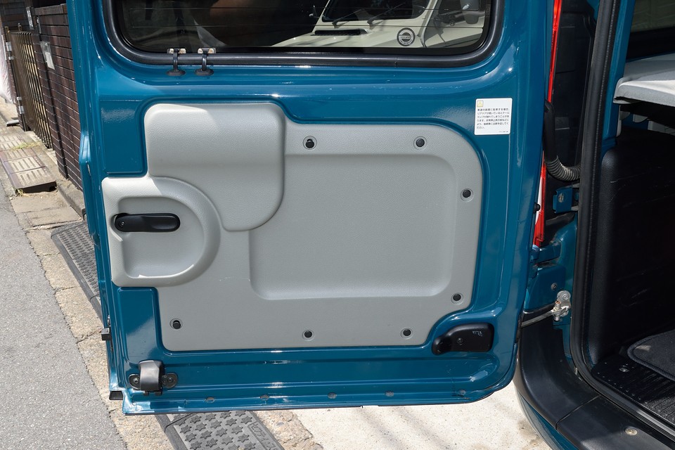 荷室の内側や、このドアの内側は使ってると結構キズのあるものが多いですが、これはこの状態！ほとんど乗用だけの使用だったみたいですね。