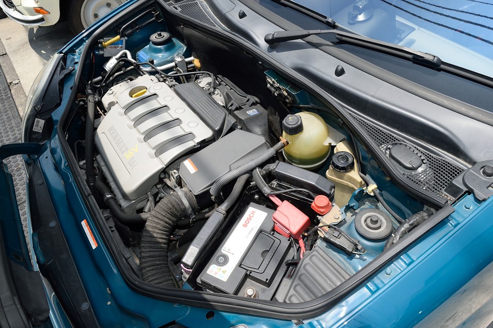 ルノーらしい低回転でのトルクたっぷりで扱いやすく、いざと言う時には十分なパワーのエンジン！状態は・・・もうお判りですね。