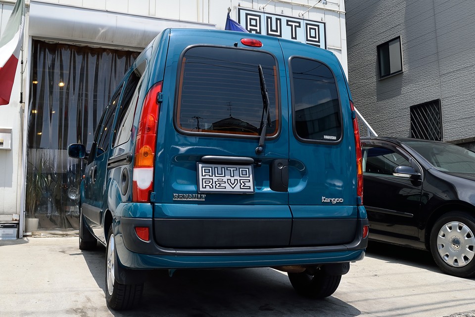 地中海を思わせる爽やかな色合いのソレントグリーンが好印象のカングー！状態の良さはお判りいただけたと思いますし、整備費、装備費だけで驚愕のお値段掛かっているのに、このお値段・・・クルマはほとんどタダっていうこと？？？