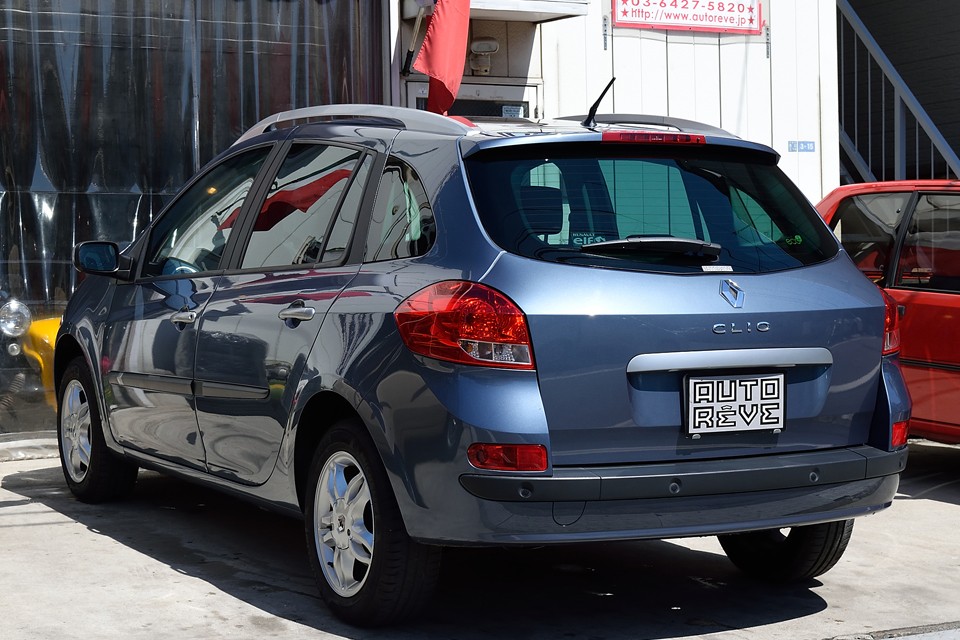 でもってドライビングが楽しめる左ハンドルでMT！まさに本国標準仕様と言える「使い倒す系」のワゴンなのです！