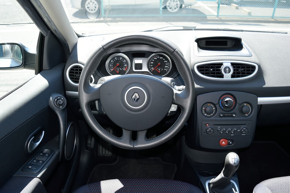 革巻きハンドルはやっぱ良いですねぇ。こんなところもドライブを楽しむための大事な要素！判ってる～！