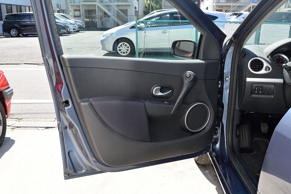 有機的な曲面で構成された内張りは、とても清潔な印象です。