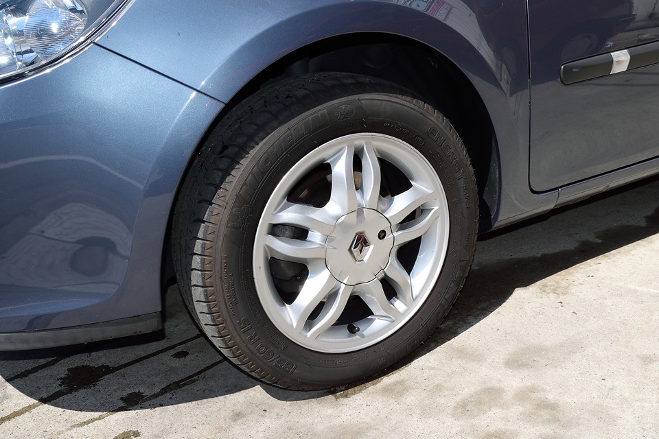 純正アルミホイールも酷いガリキズはありません。 スッキリした星型デザインがいいですね。掃除がしやすいのも◎！