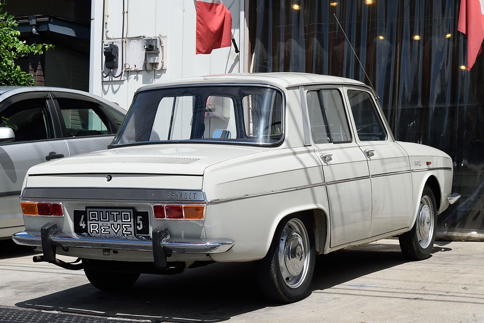 前後のオーバーハングが長めで、最近のクルマとは違って、踏ん張り感を感じさせない？！のが、この10のカワイイところ！先日輸入したばかりの車両ですので国内未登録、新規登録3年車検になります！