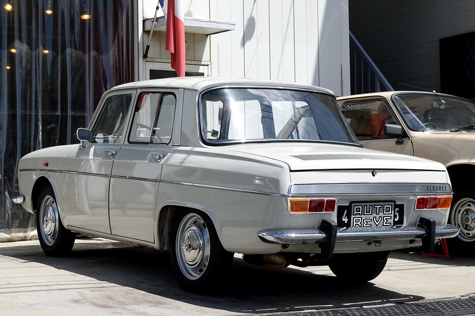 この10って、8（ユイット）と似てるなぁ・・・と思った貴方！飲みながら・・・は置いといて（笑）、そう、8の上級車にあたるこの10は、8のホイールベースはそのままに、全長だけを205mmも延長！クルマの定説をも覆す暴挙・・・いや、大胆でユニークな発想だからこその、このスタイリングなのですぅ！