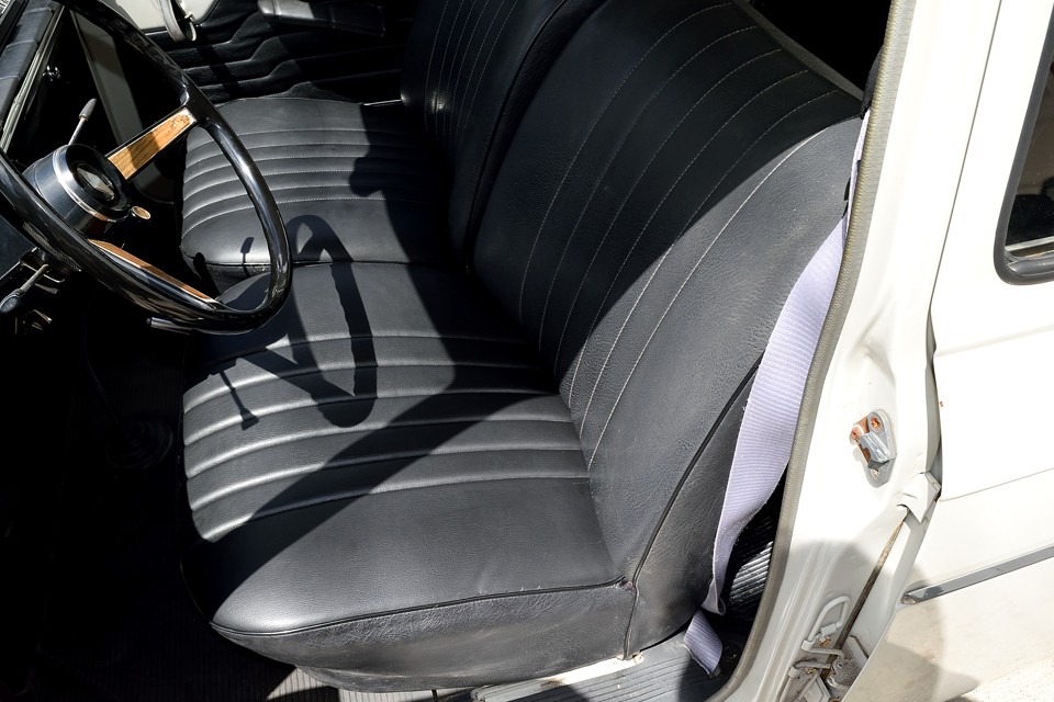 この時代のルノーのシートにはホント驚きます。16もそうですが、フランス人のお尻に対する愛情ってハンパない！いや、別に変な意味じゃなくて・・・。