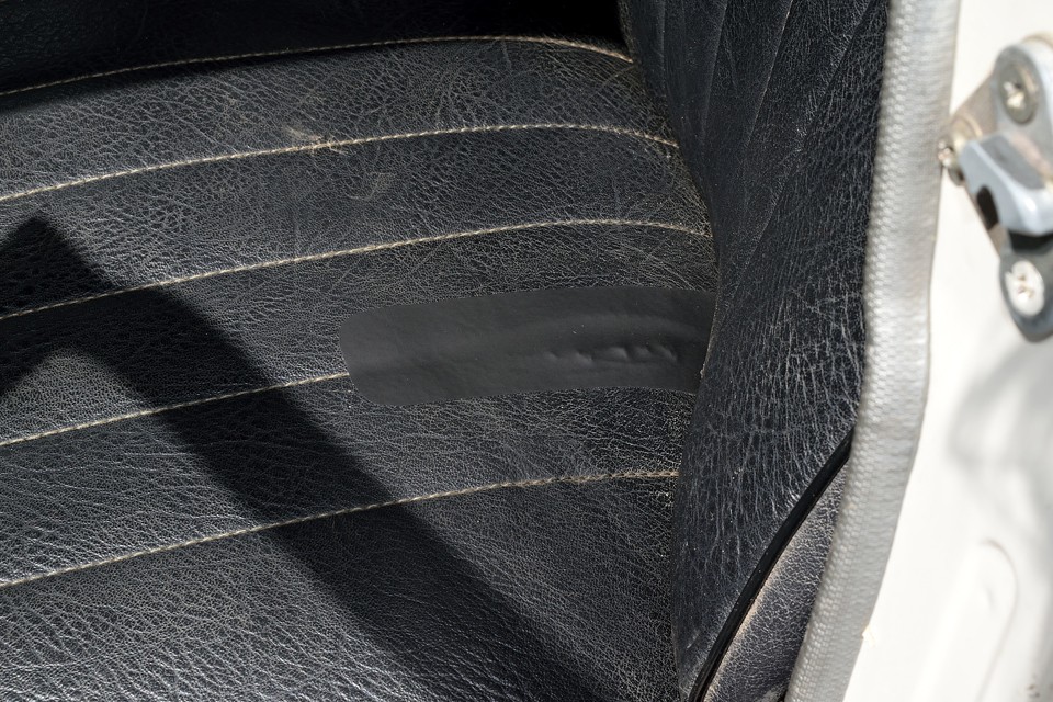 とは言ってもリアシートの一部切れがありましたので、補修させていただきました。