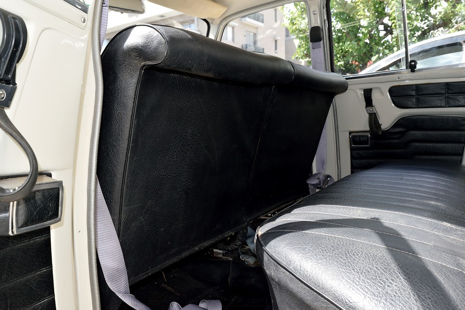 毎度感心させられるのが、このフロントシートの形状です。後席足元のスペースは確保しつつ、万一に備えて後席乗員の方クッションにもなる上端の反り。簡単な事ですが気配りが素晴らしい！当時の知恵ですね。