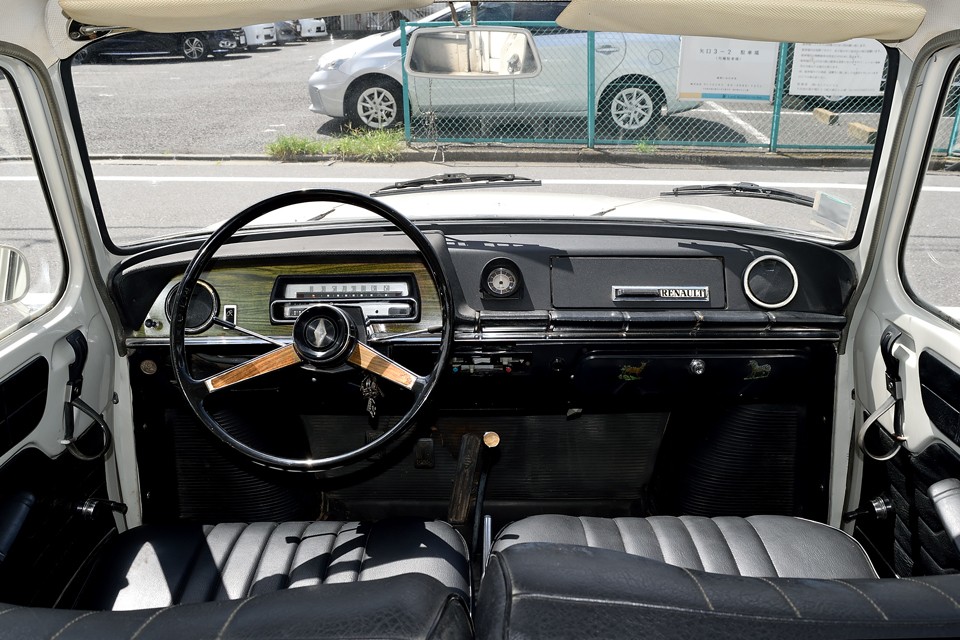 シンプルながらも何処となく品の感じられるインパネですね。8と比べても木目のメーターパネルやステアリングが上級車という雰囲気を醸し出しています。