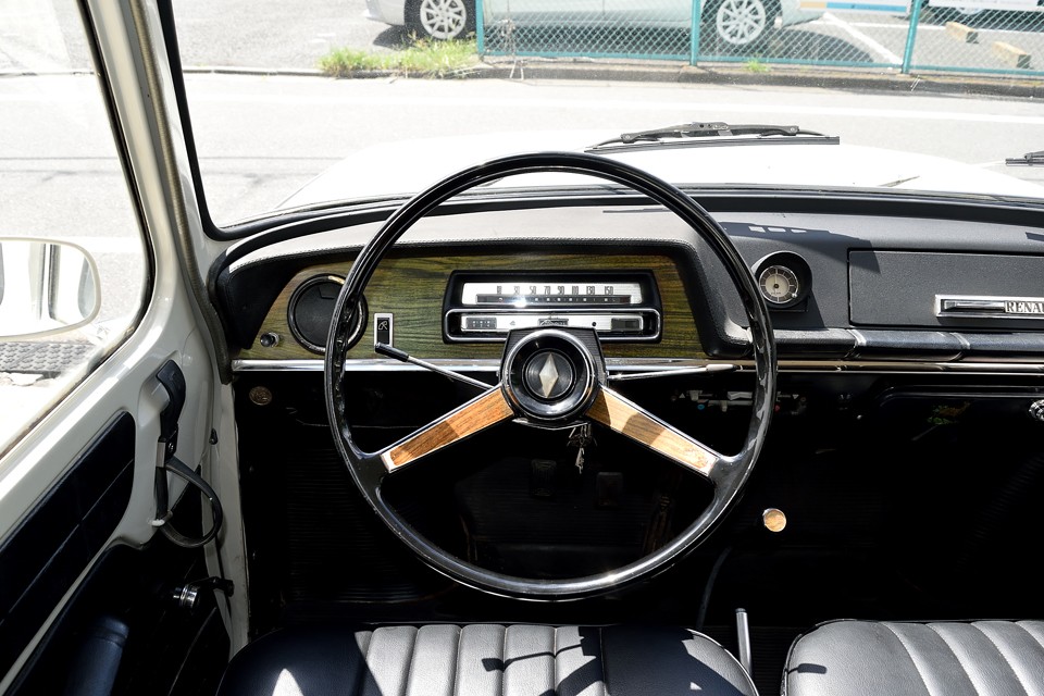 これもルノーの伝統？でしょうか、シート位置に対してステアリングがかなり右側へオフセットしているのがお判りいただけると思いますが、これで運転しても不思議と違和感は感じないんですよねぇ。