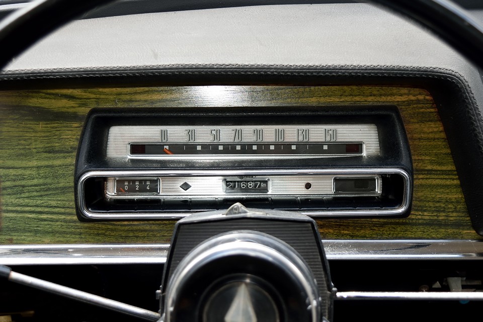 現在、オドメーターはご覧の数字ですが、5桁メーターのため走行距離は不明とさせていただきました。　ん？走行距離の左に菱形が・・・ったく、芸が細かい！