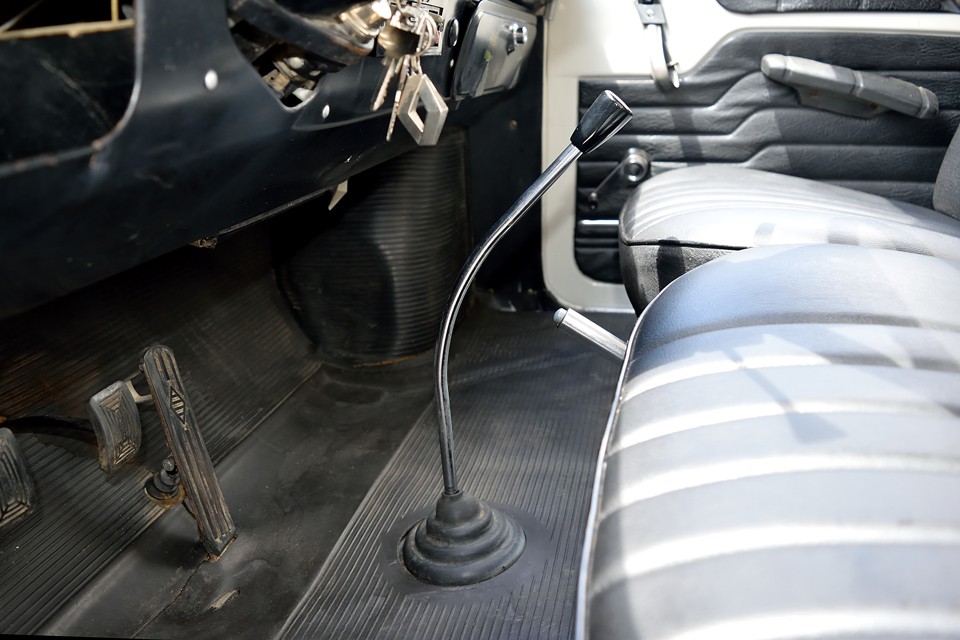 運転席に座って、まず感じるのが、このシフトレバーの存在感。平らな床から美しい曲線を描き、結構な長さて手元まで伸びるその姿は、まるで魔法の杖！