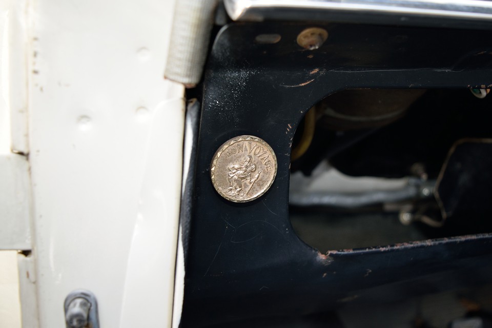 こんなところに、こんな素敵なマグネットが・・・クルマの装備では無く、前オーナー様の忘れ物（プレゼント？）ですが、こういうちょっとした喜びがあるのも直輸入車のいいところ！BON VOYAGE（ボン・ヴォヤージュ/良い旅を！）