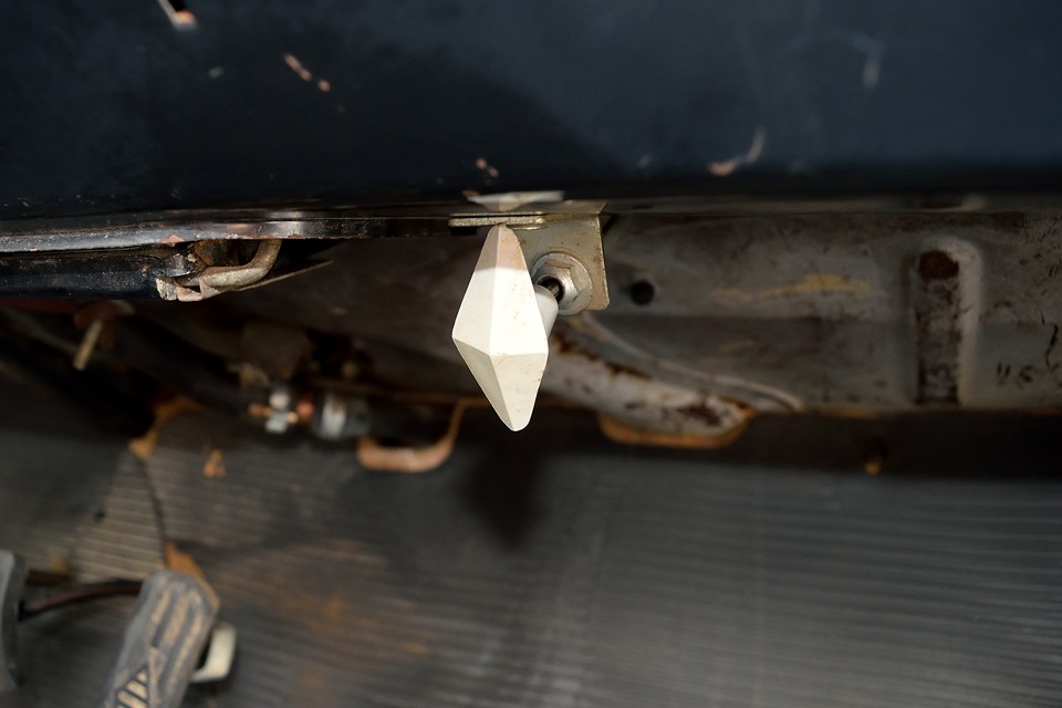 また発見！フロントのトランクオープナーの取っ手が菱形！菱形マニア？にはたまりませんね。