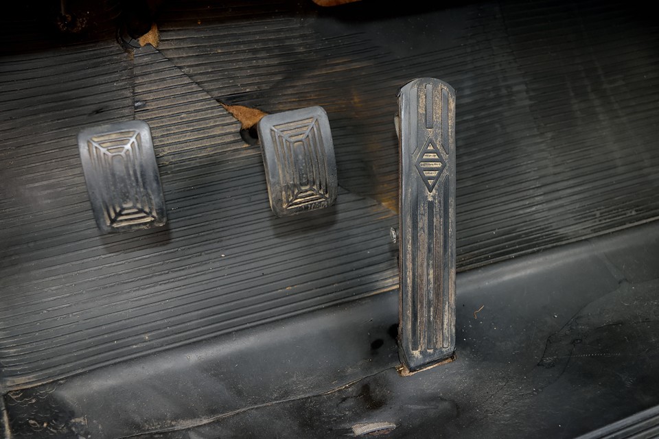 こんなところにも菱形が！　アクセル踏みたいのに、う～、踏めない・・・踏絵かっ！（笑）