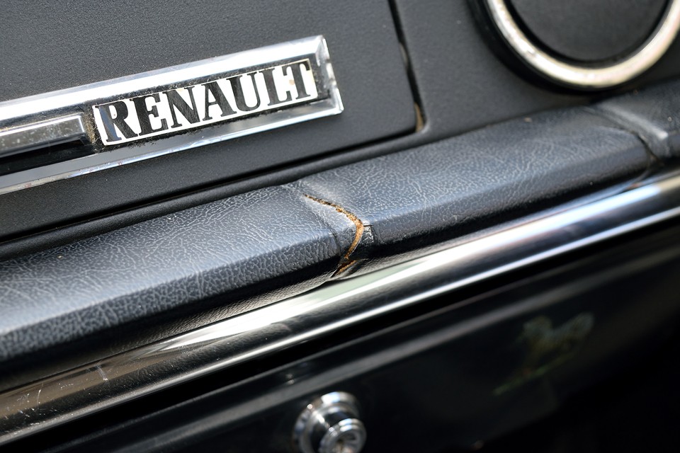 冗談はさておき、さすがに47年も経過しているので、インパネの一部にご覧の割れがあります。これは仕方ないところでしょうか。