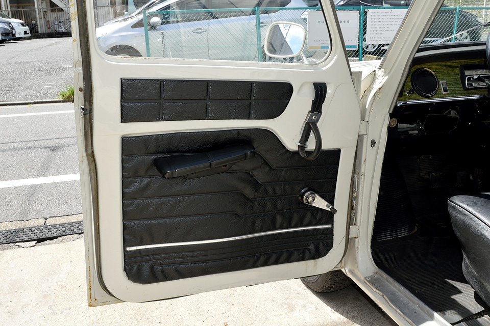 英国のチューダー様式の様なコントラストのハッキリとしたドア内張り。例によってフニャフニャパネルが貼ってあるだけなのですが、おしゃれに見えるから不思議！