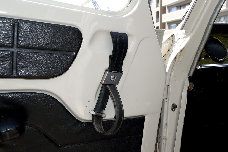 靴ベラではありません（笑）上部がドアオープナーで下部が吊革状のインナーハンドル。キャトルなんかはただの「穴」ですから、それに比べればかなりの進化？！