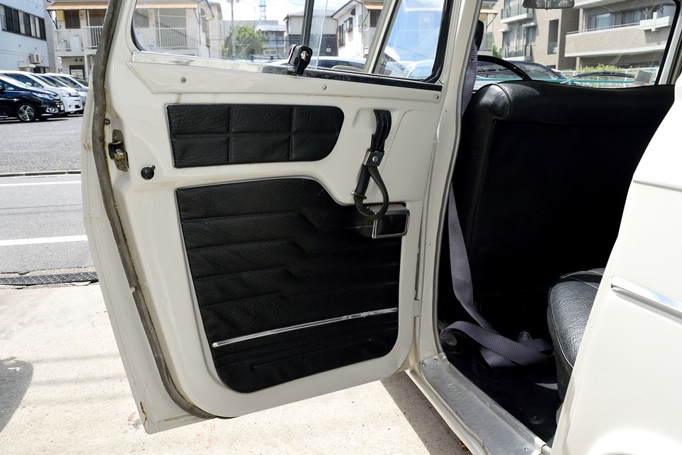 リアドアにはこの時代の上級車の証の灰皿を装備！やっぱ10って高級車なのね～！