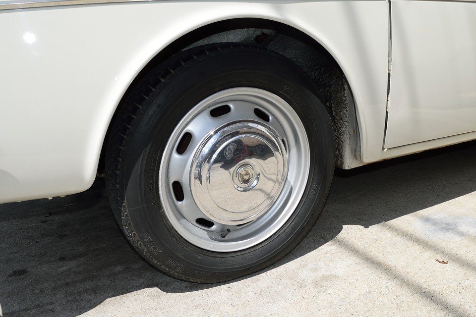 これまたシンプルな鉄ッチンホイール＆ホイールキャップ！タイヤは現在ミシュランXZXで、残溝もありますが、ヒビがあり古い様なので、ご成約いただきましたら、なんと同じミシュランXZX4本新品交換サービスです！