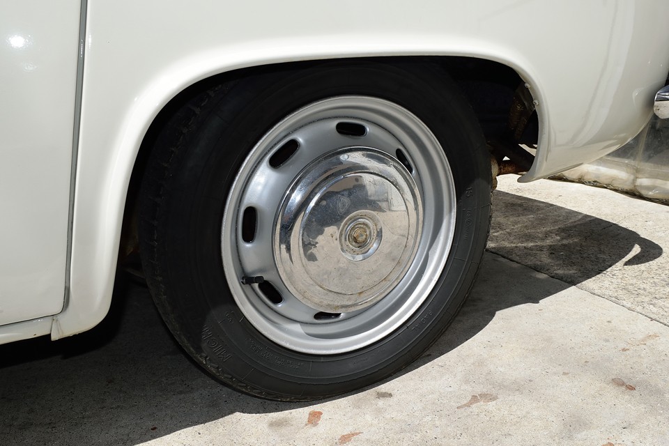 左リアのホイールキャップは少し凸凹があり使用感を感じます。鉄ッチンホイールは弊社入庫時に4本すべて塗装したのでキレイでしょ。