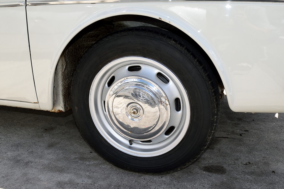 右フロントのキャップが一番キズが目立つ状態でしょうか。