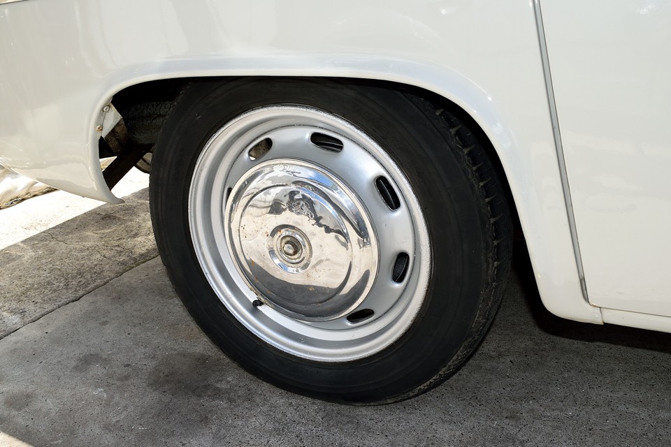 右リアのキャップも少し凸凹してます。薄いサビも若干ありますが、磨きで消えそうな程度です。