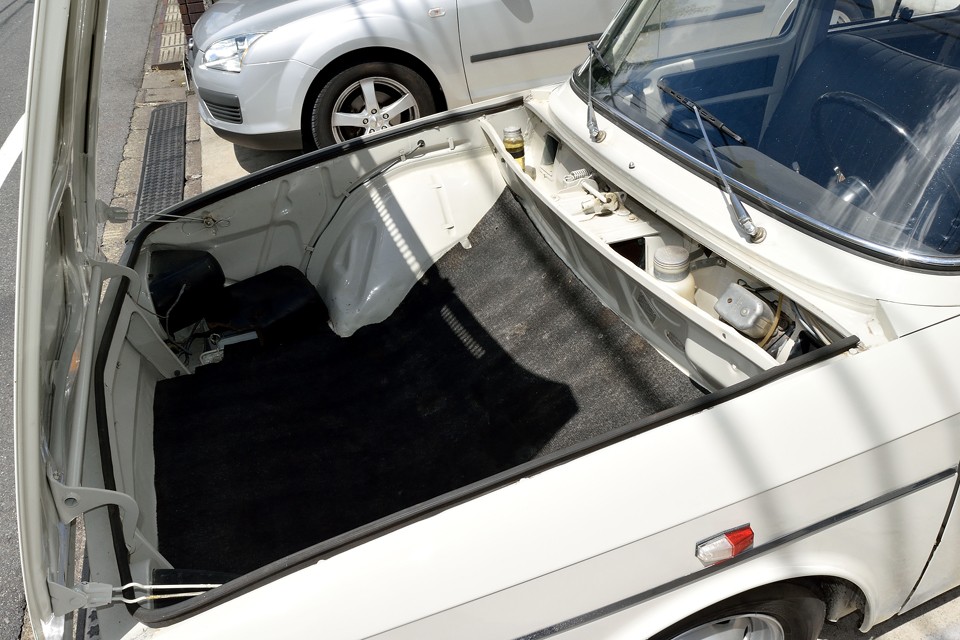 これだけ広ければ死体の1つや2つ・・・失礼、大きなカメラの三脚も載せられるわけですね。ちなみに先述の8枚目の右下の白黒写真は「Un homme et une femme/男と女」の一場面で～す。