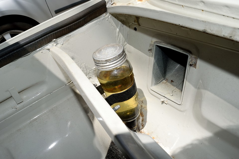 この時代に良くあるガラス製のブレーキオイルタンク！オリーブオイルが入っていた方がしっくりするんですけどぉ～！