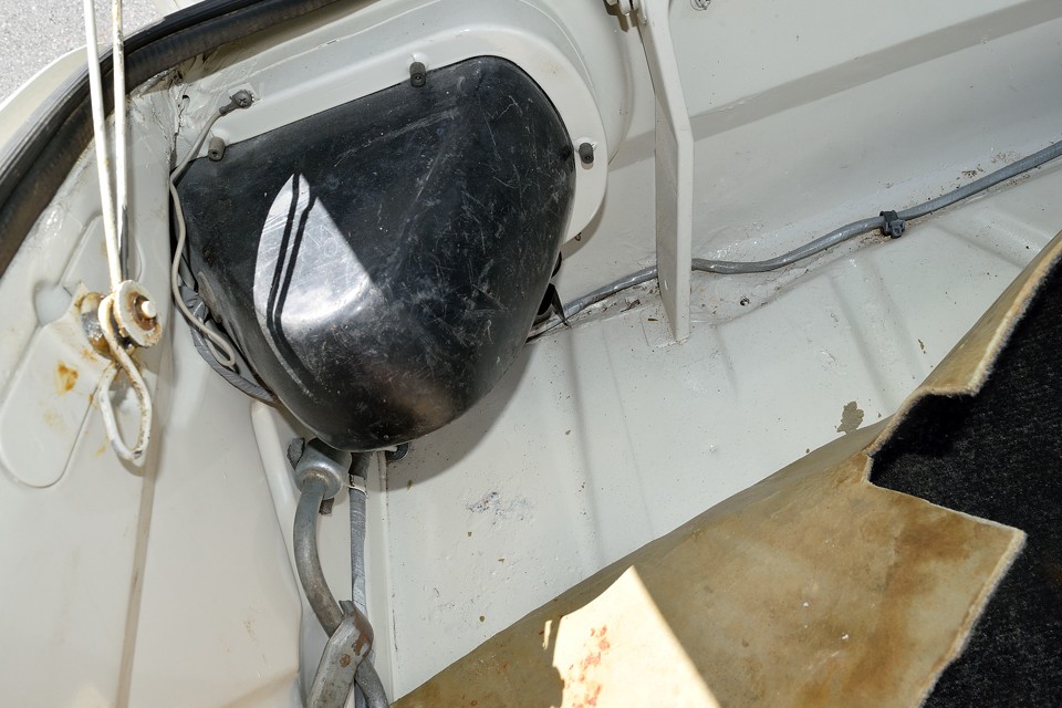 トランクのカーペット下もご覧の状態！酷いサビや腐食が無いのがお判りいただけると思います！