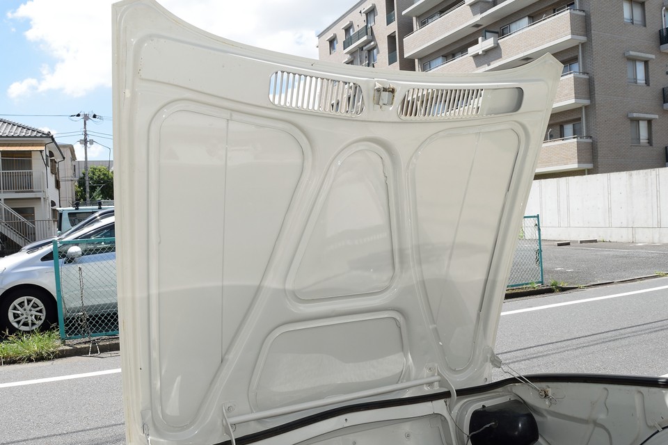 トランクフード裏もこの状態！塗装したてって思うくらいキレイな状態です！