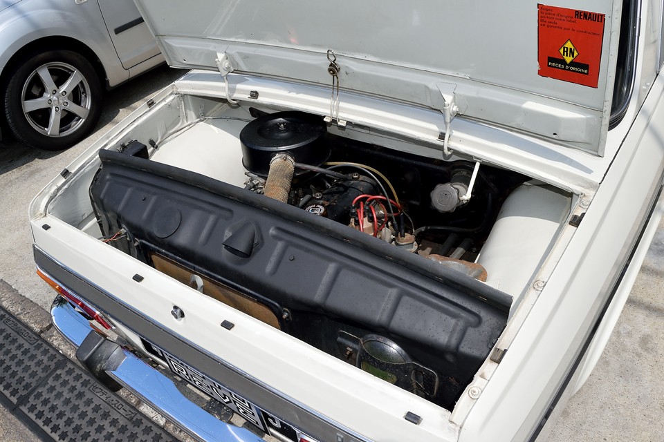 で、こちらがリアのエンジンルーム。8と同じ1108cc、4気筒OHV、最大出力50ps/4,600rpm、最大トルク9.0mkg/2,800rpmを発生するエンジン！