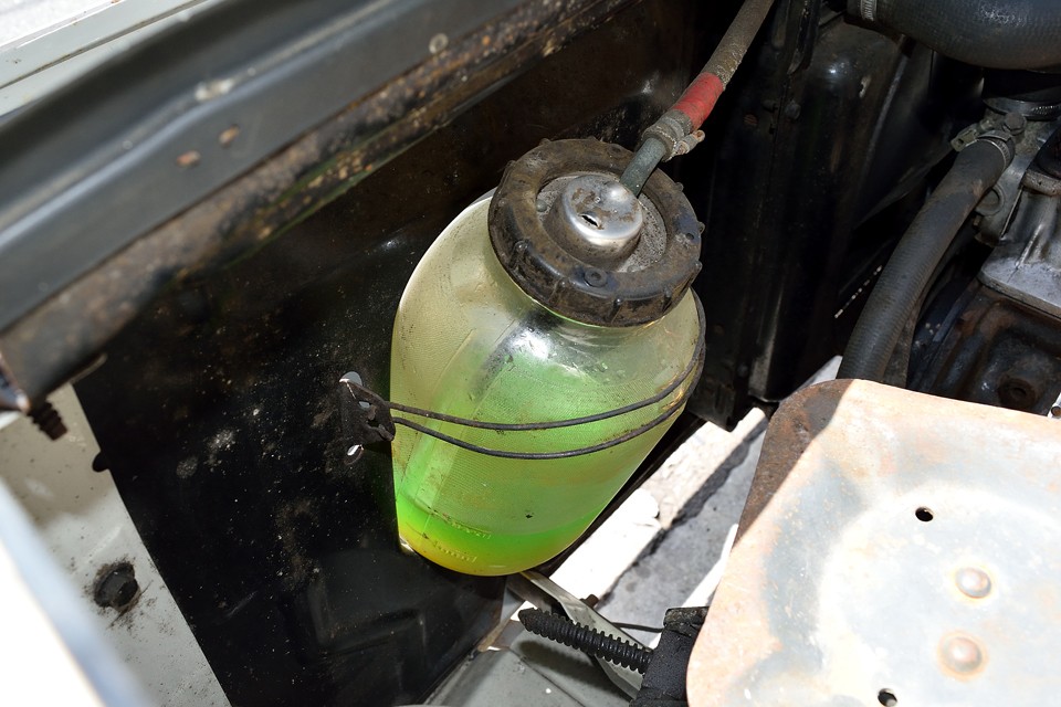 もう、お判りですね（笑）　そう、ガラス瓶のLLCリザーバータンク！こっちはオリーブオイルと言うより、ピクルスが似合う感じ・・・。